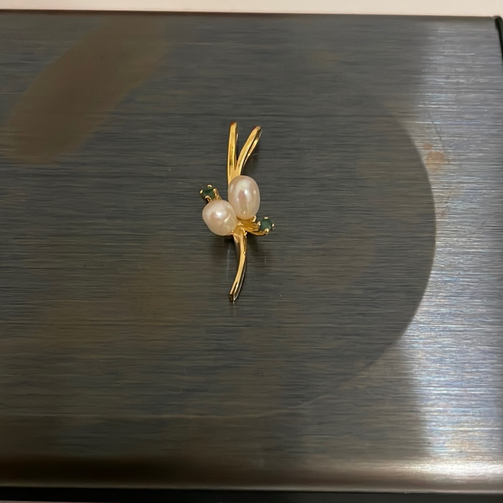 14 k gold, pearl and small emerald pendant